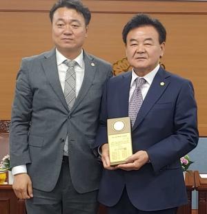 태백시의회 - 고재창 태백시의회 의장 "2023 강원지방자치 의정대상" 수상